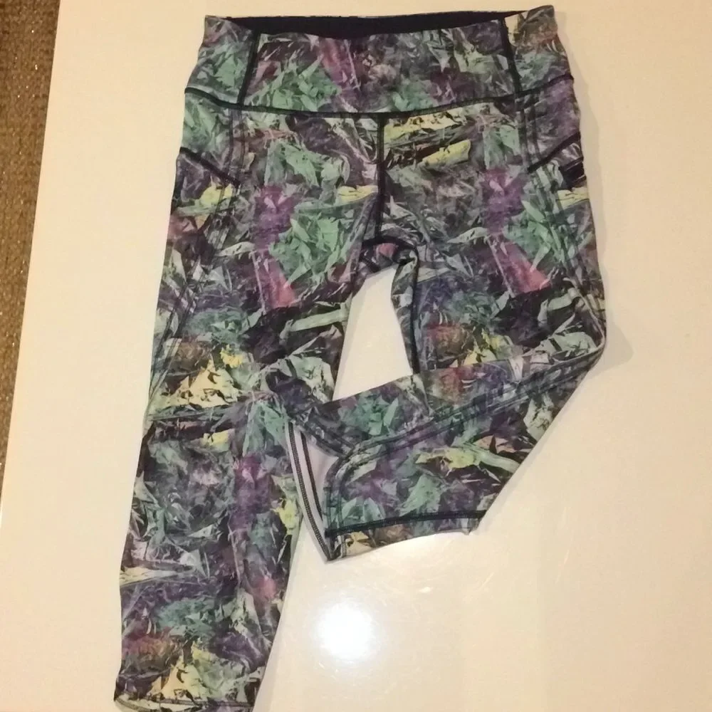 Lululemon tropical crop leggings - Picture 4 of 8